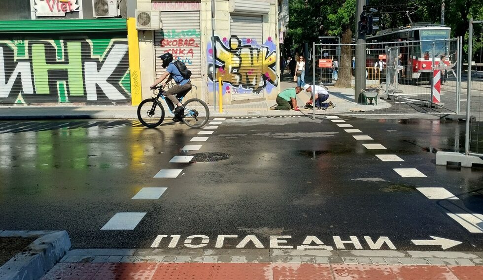 Фотогалерия: Ул. "Опълченска" заприлича на булевард, тротоари станаха бус ленти