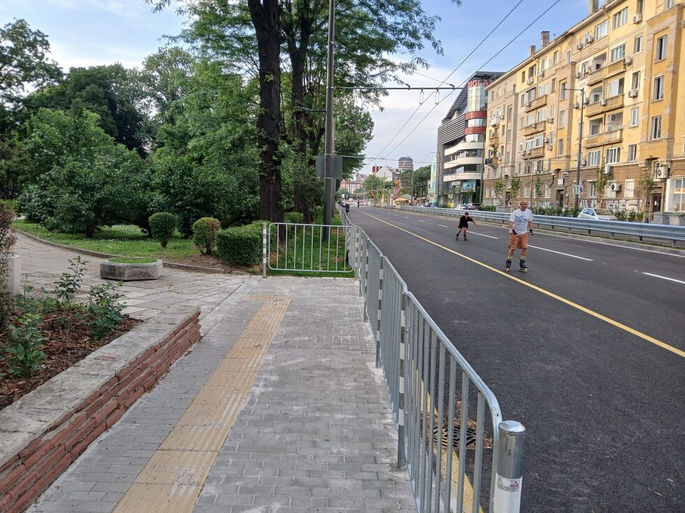 Изцяло е премахнат тротоарът покрай парка "Свети Никола". Той е превърнат в бус лента.<br /><br />След ул. "Пиротска" пешеходците се пренасочват към близката алея в парка, за да стигнат до ул. "Цар Симеон". Така според проектното решение се спасяват огромни дървета.