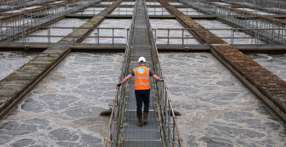 Thames Water, компанията, отговорна за водоснабдяването и канализацията на 16 млн. души в Южна Англия, е изправена пред тежка криза.<br /><br />Нейната остаряла инфраструктура, включително 90-годишната пречиствателна станция "Могден", е толкова претоварена, че често се налага да изпомпва непречистени отпадъчни води директно в река Темза – практика, която се случва до 15 пъти годишно.