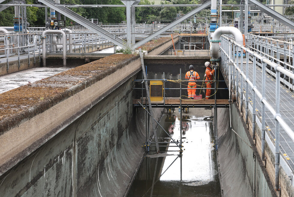Сега съдбата на Thames Water е в ръцете на нейните старши кредитори. Те предлагат спасителен пакет на стойност 5 млрд. паунда, който включва нови инвестиции и опрощаване на около 20% от съществуващия дълг.<br /><br />В замяна обаче те искат по-голяма гъвкавост от регулатора Ofwat по отношение на екологичните изисквания и глобите за замърсяване, които се очаква да достигнат 1.4 млрд. паунда.