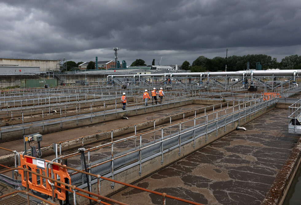 Проблемът с Thames Water е показателен за по-широките регулаторни и политически провали в сектора, където фокусът е бил върху поддържането на ниски сметки, вместо върху необходимите инвестиции.