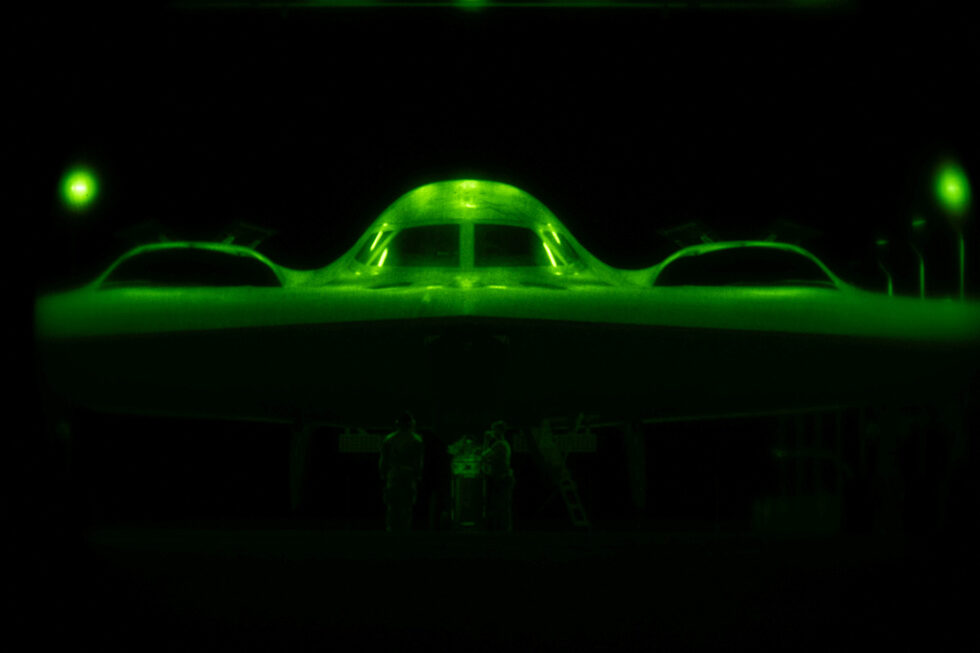 Бомбардировач B-2 Spirit се подготвя за операция по нападение срещу ядрени обекти в Иран, в база в щата Мисури, САЩ.