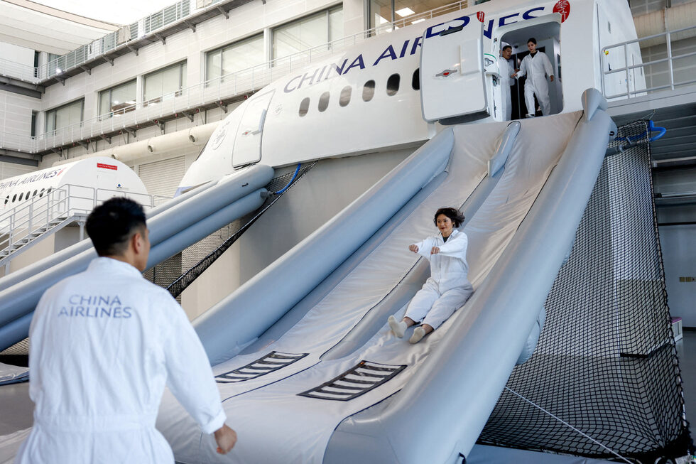 Екипаж на тайванската авиокомпания China Airlines по време на обучение в център в Таоюан.