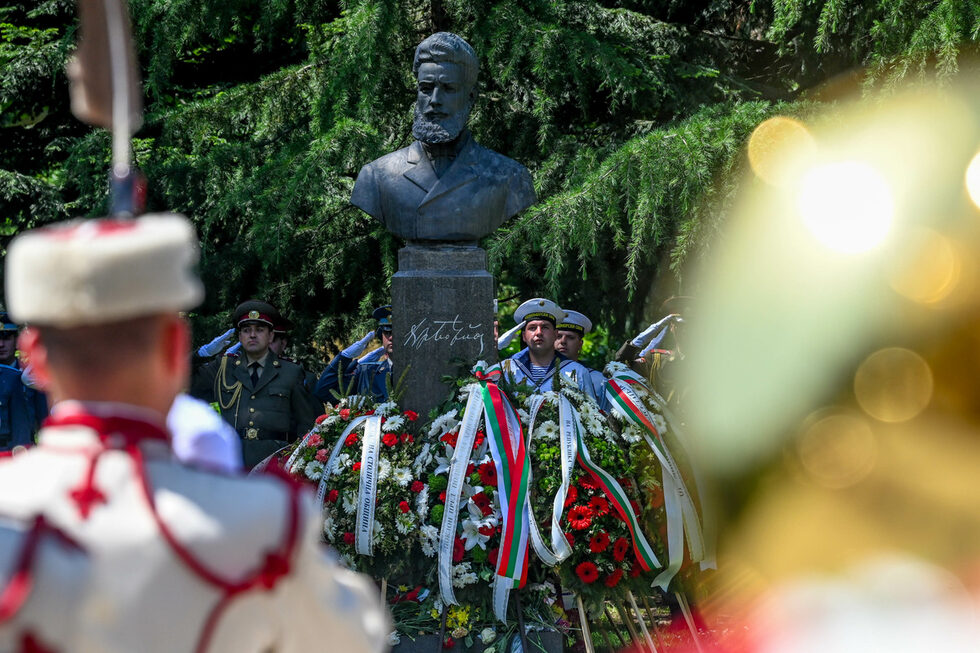 Паметникът на Христо Ботев в Борисовата градина беше отрупан с цветя и венци <a href="https://www.dnevnik.bg/photos/snimka_na_denia/2025/06/02/4789743_snimka_na_denia_sofiia_otdade_pochit_na_hristo_botev/" target="_blank">във връзка с честванията на Деня на Ботев</a> и на загиналите за свободата на България.