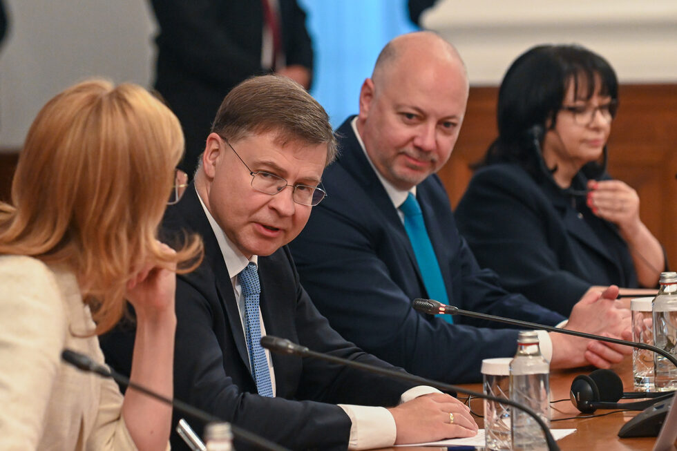 Eврокомисарите Екатерина Захариева и Валдис Добровскис, премиерът Росен Желязков и министърът на финансите Теменужка Петкова участваха в <a href="https://www.dnevnik.bg/bulgaria/2025/06/05/4791183_brjuksel_otvori_vratata_kum_evroto_kakvo_predstoi_za/#4791318" target="_blank">пресконференция в Министерския съвет</a> по повод положителните доклади на Европейската комисия и Европейската централна банка за готовността на България да приеме единната валута от 1 януари 2026 г.