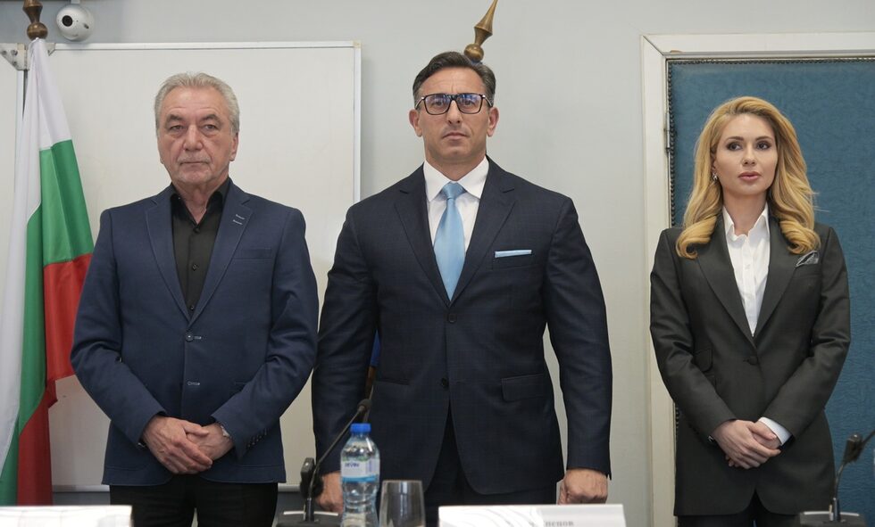 Председателят на Комисията за защита на конкуренцията Росен Карадимов, директорът на Националната агенция по приходите Румен Спецов и председателят на Комисия за защита на потребителите Мария Филипова дадоха <a href="https://www.dnevnik.bg/bulgaria/2025/06/06/4791815_bez_iasni_kriterii_kljuchovi_regulatori_zaplashiha/" target="_blank">обща пресконференция,</a> за предприетите мерки срещу необоснован ръст на цените преди и след въвеждането на еврото.