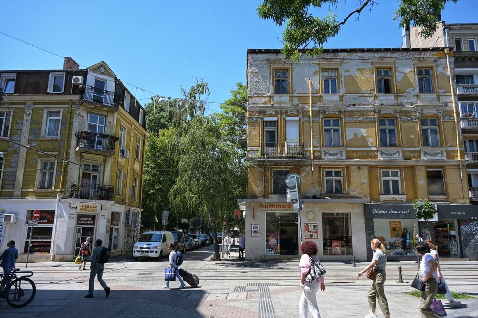Сграда в стил сецесион на ъгъла на улиците "Граф Игнатиев" и "Цар Шишман" е набелязана за събаряне. Повече по темата може да прочетете <a href="https://www.dnevnik.bg/gradska_sreda/2025/06/20/4796424_niama_arhitekturna_stoinost_sobstvenicite_iskat/" target="_blank">тук</a>.