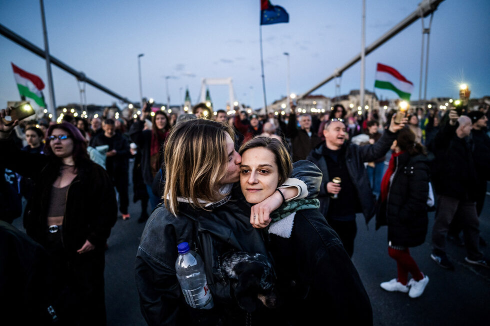 Докато Лау и Виви, млада двойка жени, си държат ръцете по улиците на Будапеща, в тях се прокрадва тревога. Защо ли? Защото анти-ЛГБТК+ кампанията на унгарското правителство на Виктор Орбан става все по-агресивна.<br /><br />През последното десетилетие правителството на Орбан, представяйки се за защитник на "християнските ценности", прие редица закони, които пряко засягат живота на ЛГБТК+ хората в Унгария.