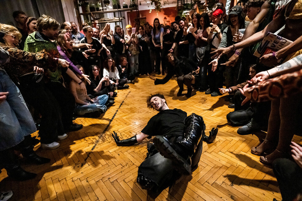 В Будапеща процъфтява и "Ballroom" културата, предлагаща безопасно и приобщаващо пространство.<br /><br />Въпреки това, както споделя Иулиан Парагина, едно от най-големите предизвикателства е смелостта да живееш автентично, особено когато гласовете на общността биват заглушавани.