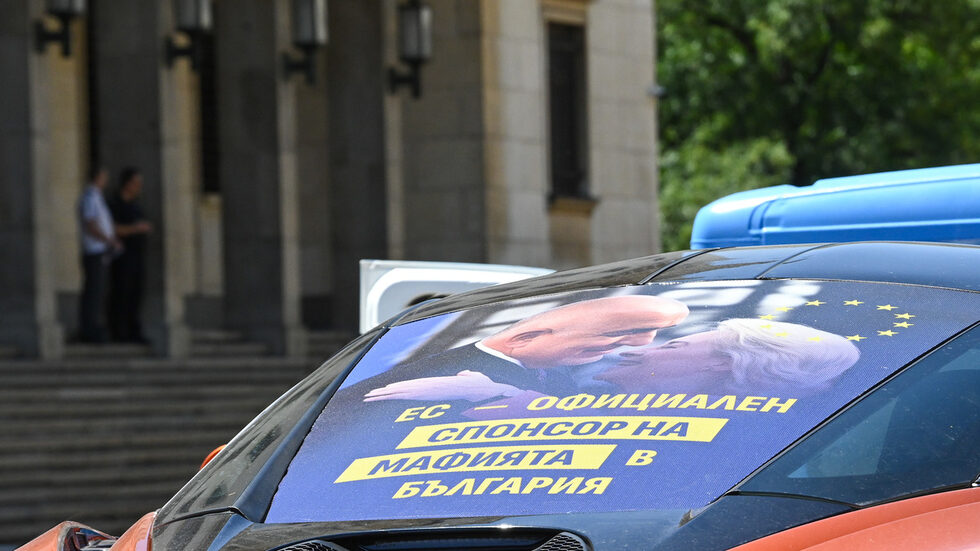 Ден по-рано той обяви, че колите са дадени на партията за временно ползване от бизнесмен, чието име не спомена.