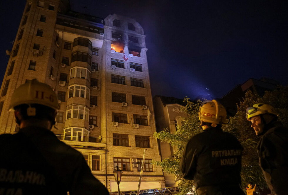 Жилищна сграда, ударена от руска атака с дронове в Киев.