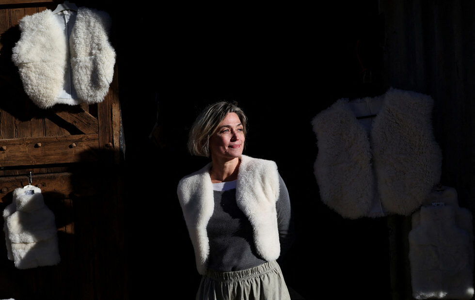 Фестивалът на вълната Karoo (Karoo Winter Wool Festival) в Миделбург, Кару, Южна Африка, е ежегодно събитие, което чества индустрията на естествените влакна, устойчивите практики и цялата верига на стойността на вълната.<br /><br />Фестивалът Karoo Winter Wool Festival 2025 се провежда от 1 до 6 юли 2025 г.<br /><br />Агенция "Ройтерс" публикува галерия от фестивала тази седмица.