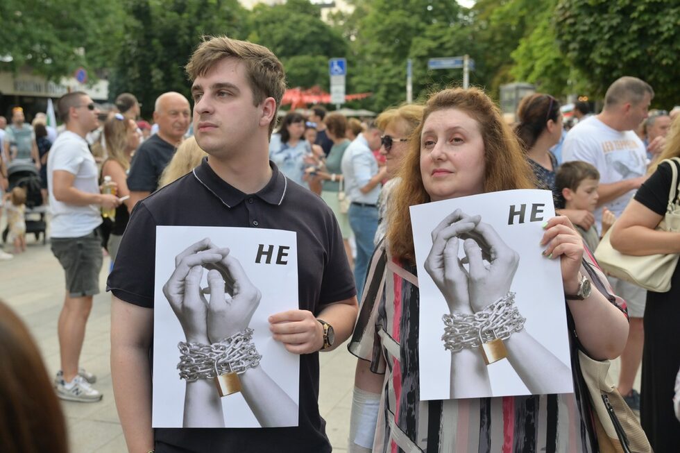Плакати осмиваха прокурорските факти за виновност на варненския кмет Благомир Коцев и останалите трима обвиняеми.<br /><br /> И заявяваха категорично "Не" на репресията срещу опозицията без доказателства и погозването на основни човешки права.