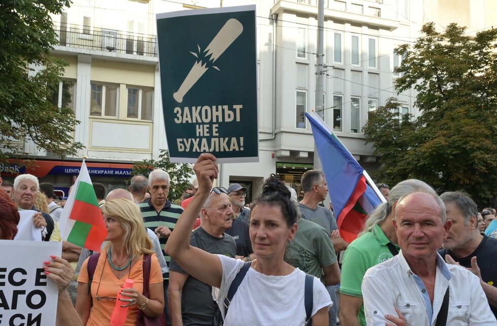 Пред Съдебната палата говориха общественици, политици, писателят Захари Карабашлиев разказа за пътя през пустинята на еврейския народ след Моисей и призова за търпение и съпротива, тъй като ние сме "на средата на пътя през нашата пустиня", която обаче няма да изоставим.