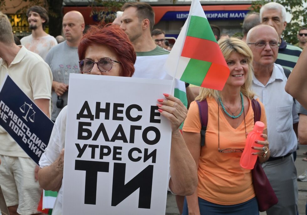 Говориха съпредседателят на "Да, България" Ивайло Мирчев, който акцентира на репресивната роля на Антикорупционната комисия под диктовката на Пеевски и съобщи, че в комисията е изготвен списък на 88 кметове от опозицията, които трябва бъдат "опраскани".