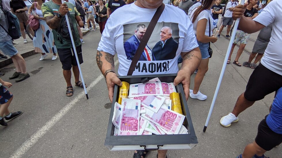Лидерът на гражданско сдружение БОЕЦ Георги Георгиев призова за активна и постоянна съпротива, за утре е насрочил в 9 ч. сутринта събиране пред сградата на Комисията за противодействие на корупцията на пл. "Света Неделя", защото "гражданите имат право да влизат в институциите в работно време, а институциите са, които нямат право да тарашат домовете на гражданите в извънработното нощно време". Той призова граждански организации и партии да подкрепят адвокат Методи Лалов за кандидат за главен прокурор.