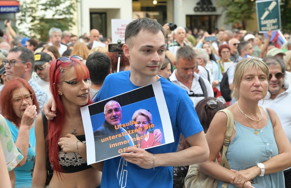 Иван Христанов от новосъздадената формация "Единение" призова за единство на всички опозиционни формации, независимо от техните разминавания за начините на борба срещу статуквото "Борисов - Пеевски". Христанов емоционално напомни събития от историята. "Не забравяйте, че кръвта на дедите ни от победите край Одрин и Дойран тече и в нашите вени" - затова нямаме право да се отчайваме и примиряваме, а да отвоюваме държавата си от мафията чрез единство на всички, каза ораторът сред силни аплодисменти .