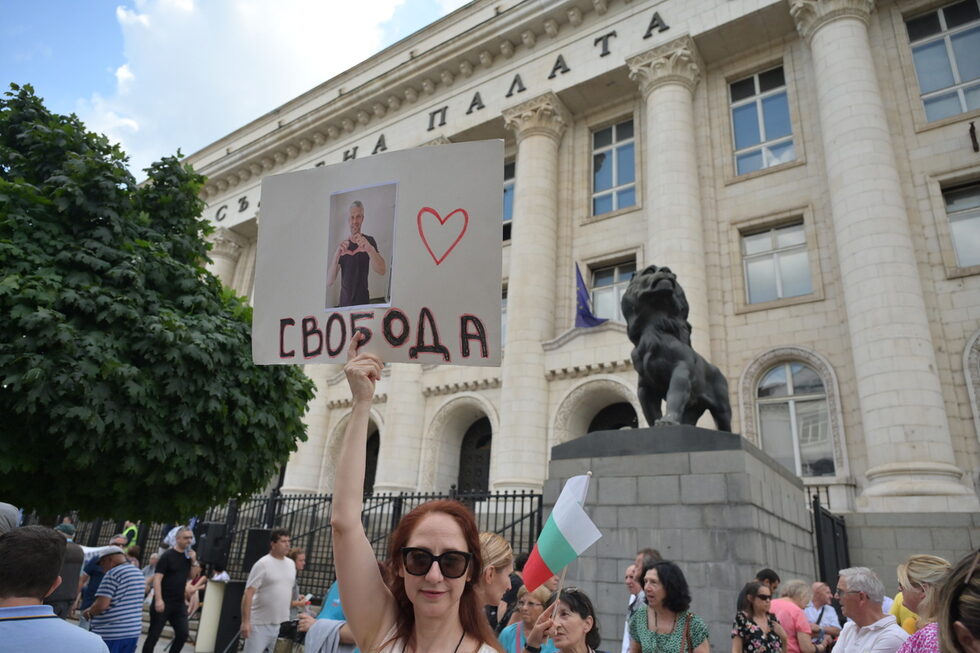 Безпрецедентен детайл от този протест остана необяснимата липса на полицейска охрана. Представители на реда не придружаваха шествието, почти липсваха и на двата площада.