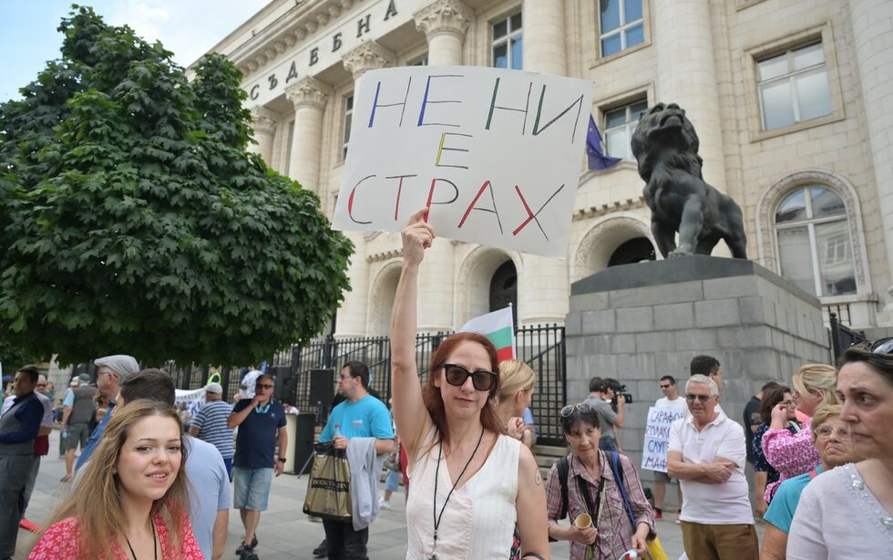 Протест за поредна вечер се проведе във Варна, а освен това и в няколко европейски столици, където българи се събраха, за да изразяват възмущението си от погазването на правосъдието - Брюксел, Лондон, Берлин.