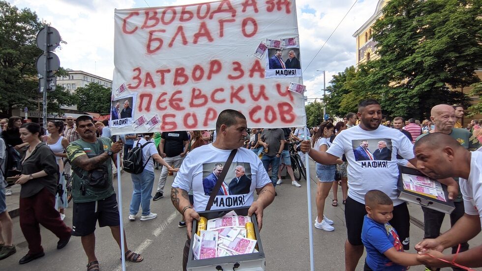 "Пеевски и Борисов", "Сарафов и Антон Славчем бяха бяха най-често споменаваните имена, посрещани с мощни освирквания. Да менторстват те на тема обществени поръчки е обида за мен като гражданин, на фона на саковете с пари, откраднати от планираните за магистрала "Хемус", заяви Иван Демерджиев, който също е