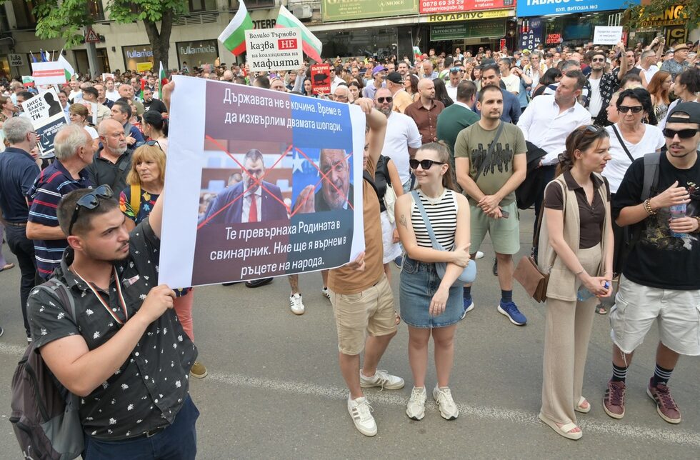 На площад "Народно събрание" продължиха да говорят различни оратори, там произнесе реч и Кирил Петков. Около 22:20 ч. протестът приключи без инциденти и без нарушения на обществения ред. Полиция не се видя до края.