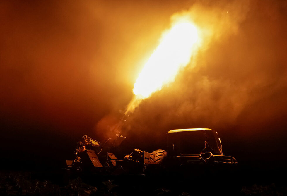Военнослужещ от мобилното звено за противовъздушна отбрана на украинските въоръжени сили стреля със зенитна картечница ЗПУ-2 - съветски модел, по руски дрон, Харковска област, Украйна. Избраното днес ново украинско правителство обяви, че ще се опита да разшири вътрешното производство на оръжия, за да задоволи 50% от нуждите на страната в рамките на шест месеца.