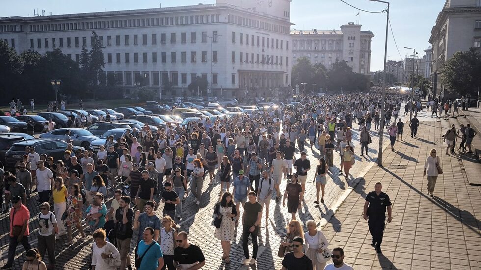 Недоволството бе отключено от ареста на кмета на Варна Благомир Коцев на 8 юли, а тази нощ след 10 часа заседание, които включваха и 4 ч. съвещание, съдът го остави за постоянно в ареста. Всичко по темата <a href="https://www.dnevnik.bg/bulgaria/2025/07/17/4808879_arestut_na_blagomir_kocev_sudut_okonchatelno_reshava/#4809512" target="_blank">четете тук</a>.