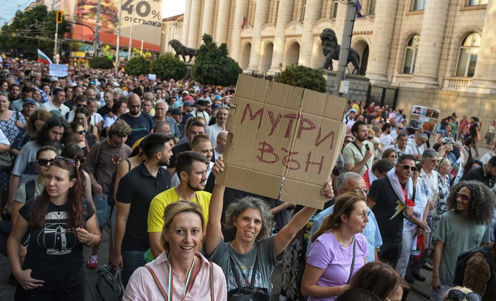 Фотогалерия: Протестът "Нямате белезници за всички" събра хиляди в София