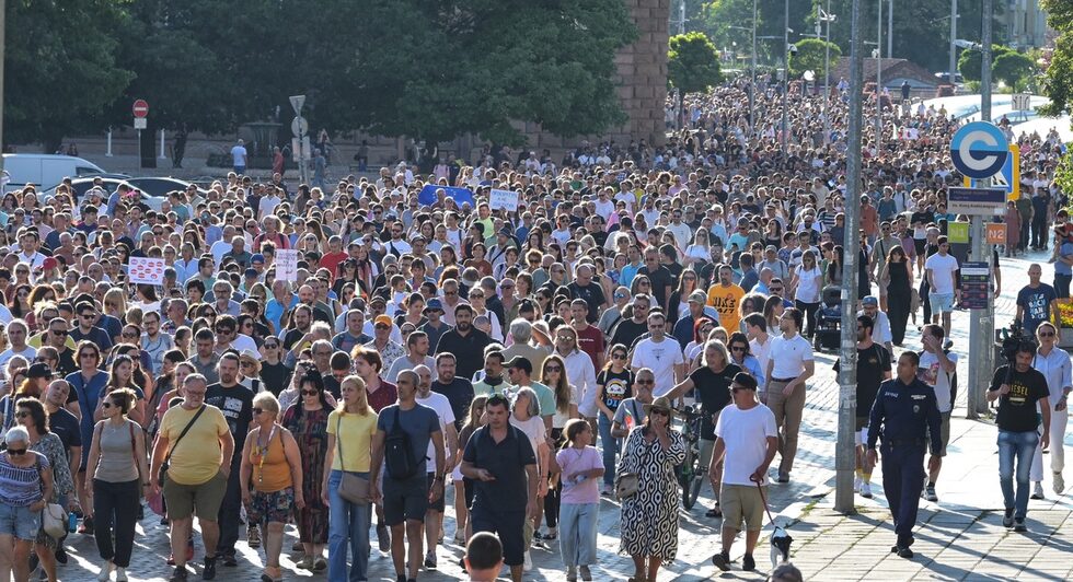 Близо три часа продължи шествието-протест, тръгнало тази вечер от Съдебната палата в София под наслова "Нямате белезници за всички", обявен сутринта от бившия съпредседател на "Продължаваме промяната" Кирил Петков.