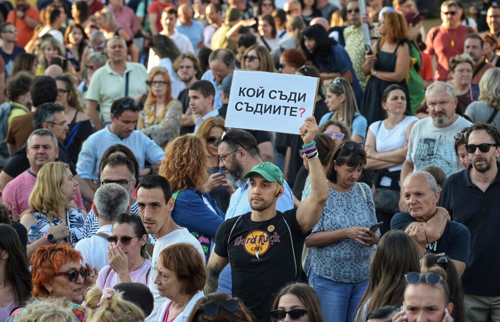 Фотогалерия: Протестът "Нямате белезници за всички" събра хиляди в София