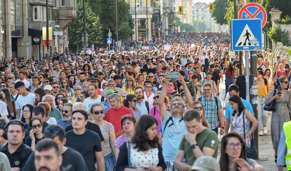 Фотогалерия: Протестът "Нямате белезници за всички" събра хиляди в София
