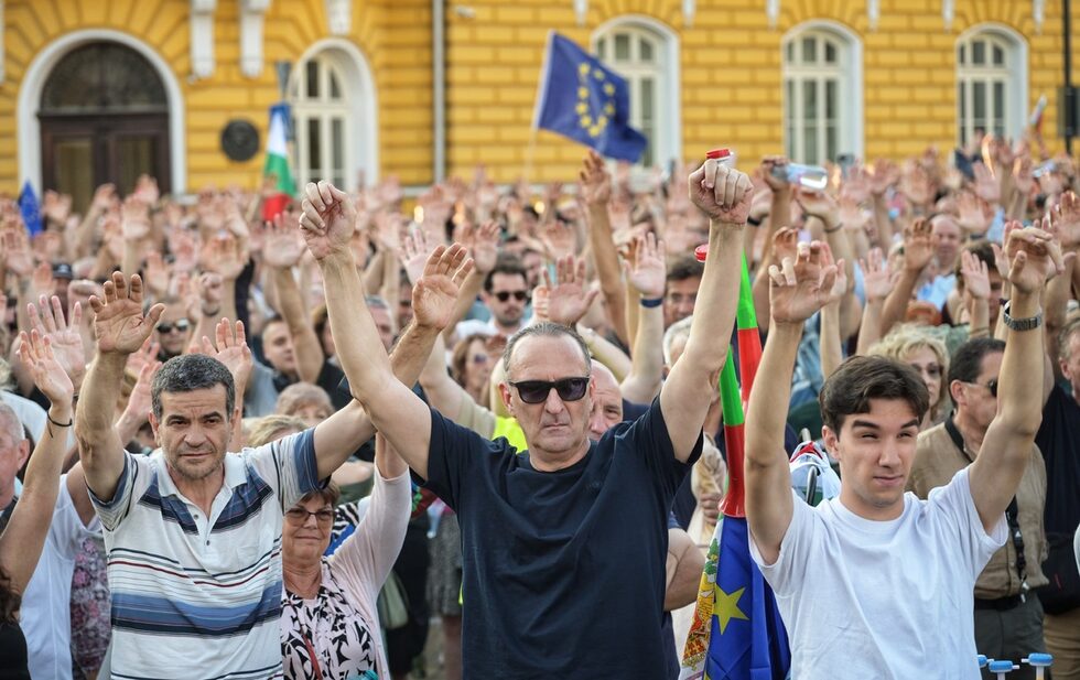 Фотогалерия: Протестът "Нямате белезници за всички" събра хиляди в София