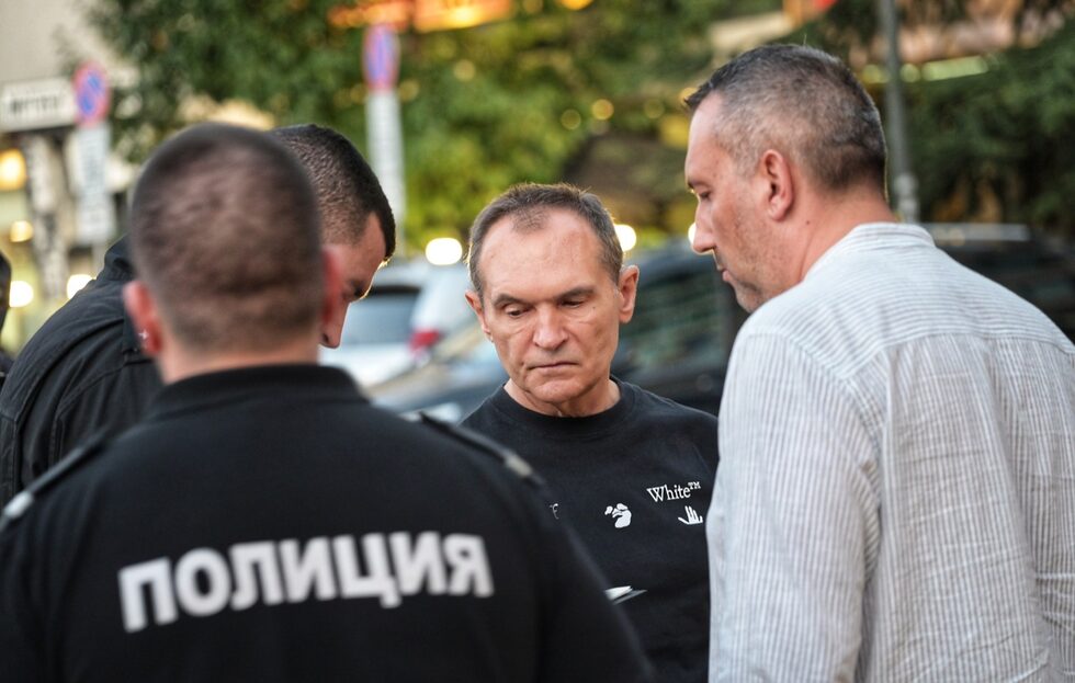 На протеста бе забелязан и <a href="https://www.dnevnik.bg/bulgaria/2025/05/08/4779538_sudut_pusna_vasil_bojkov_da_putuva_izvun_stranata/" target="_blank">хазартният бизнесмен Васил Божков</a>.<br />