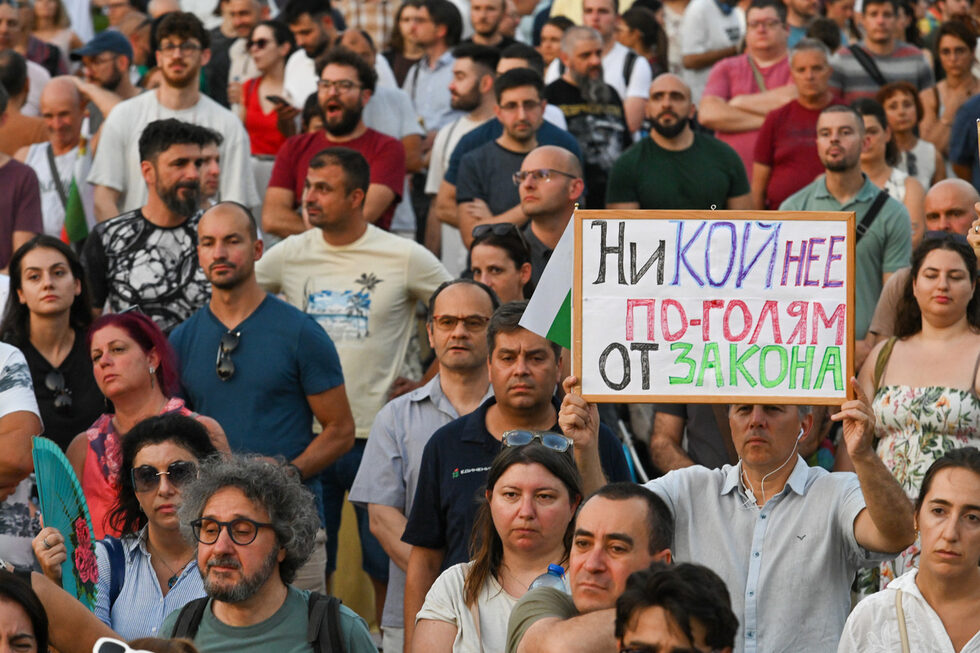 "Само с парламентарната и извънпарламентарната опозиция, както и улицата ще постигнем оставки", подчерта адвокат Емил Георгиев от Инициатива "Правосъдие за всеки".