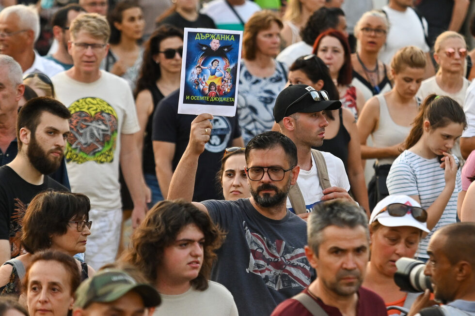 Фотогалерия: пореден многохиляден протест в София настоя "Сарафов, Шиши и мафията вън"