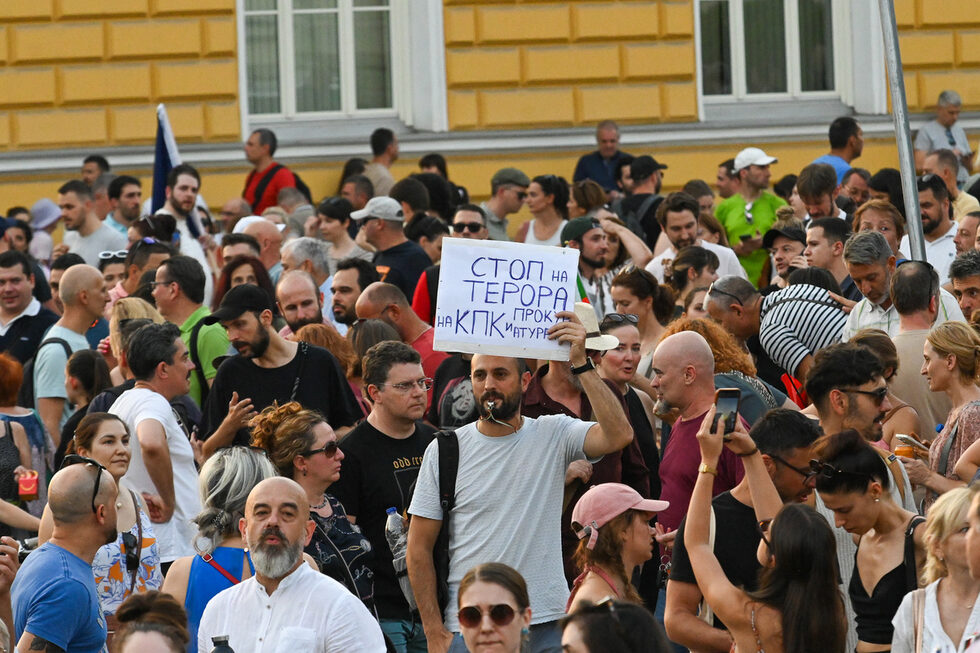 Според "Правосъдие за всеки" устоите на демокрацията са застрашени, а правосъдието е стъпкано и навряно в ъгъла. Без независимо и прозрачно правосъдие няма държава, допълниха организаторите.