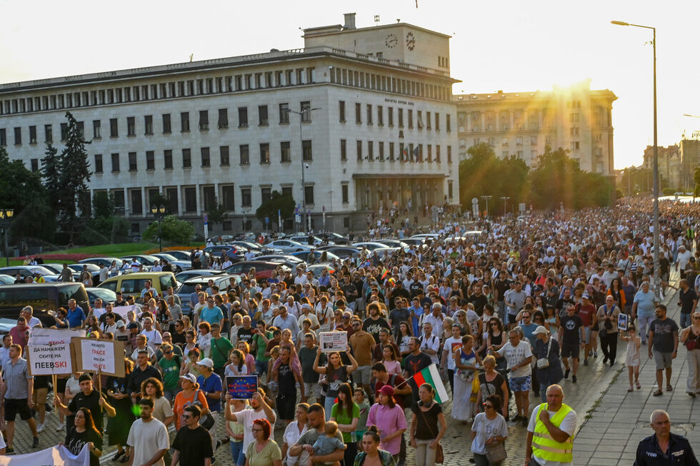 Организатор на протеста е Инициатива "Правосъдие за всеки", като конкретният повод е, че вчера изтече законовият срок, в който той може да изпълнява функциите на главен прокурор.