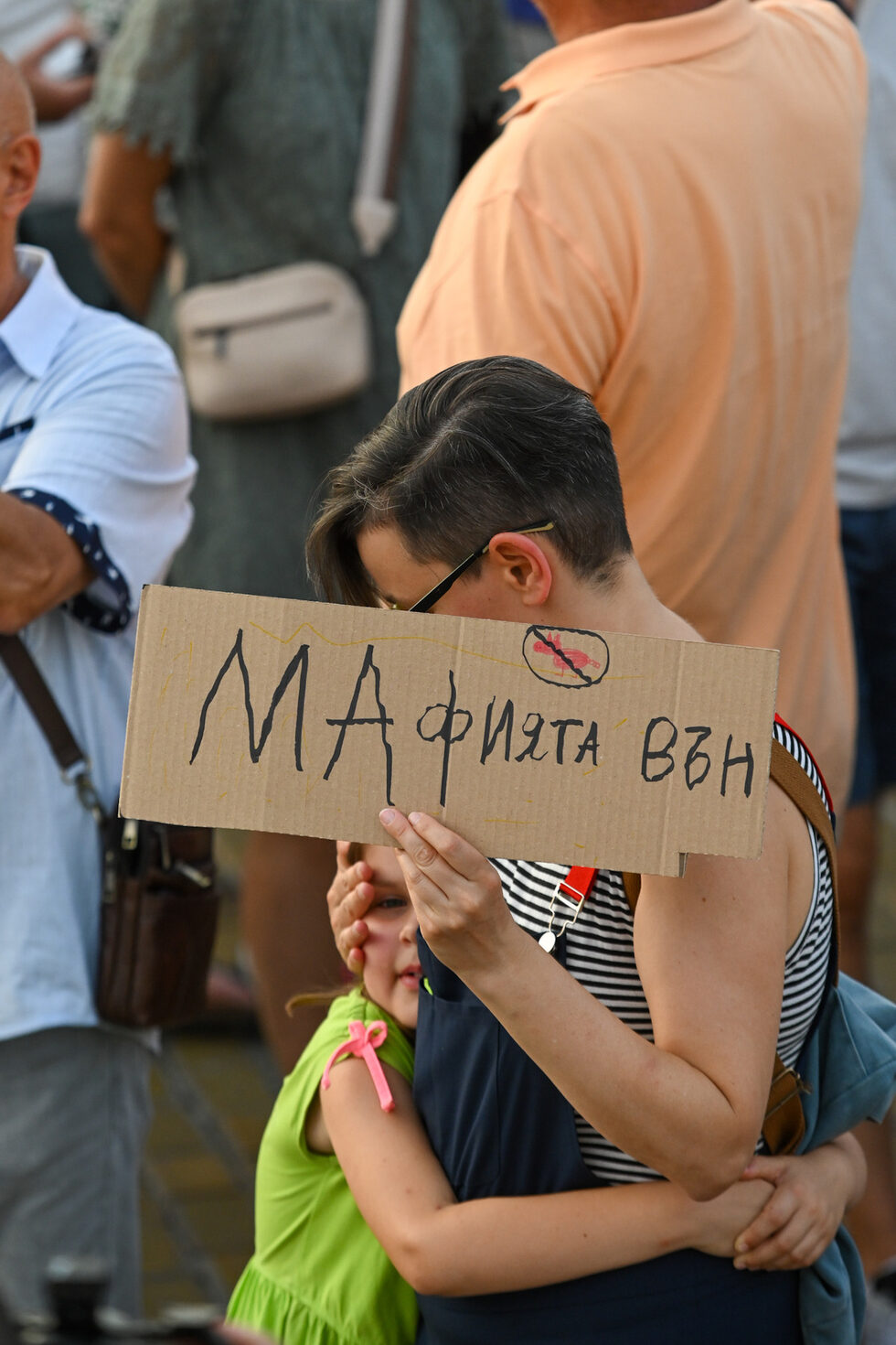 Хиляди протестиращи граждани срещу произвола на съда, прокуратурата и т. нар. антикорупционна комисия, включително срещу оставането на Борислав Сарафов като и. ф. главен прокурор след 21 юли, когато изтече законовият срок да заема поста, за поредна вечер шестваха из централните софийски улици в протест под наслов "Вън Сарафов, бухалката на Пеевски!"