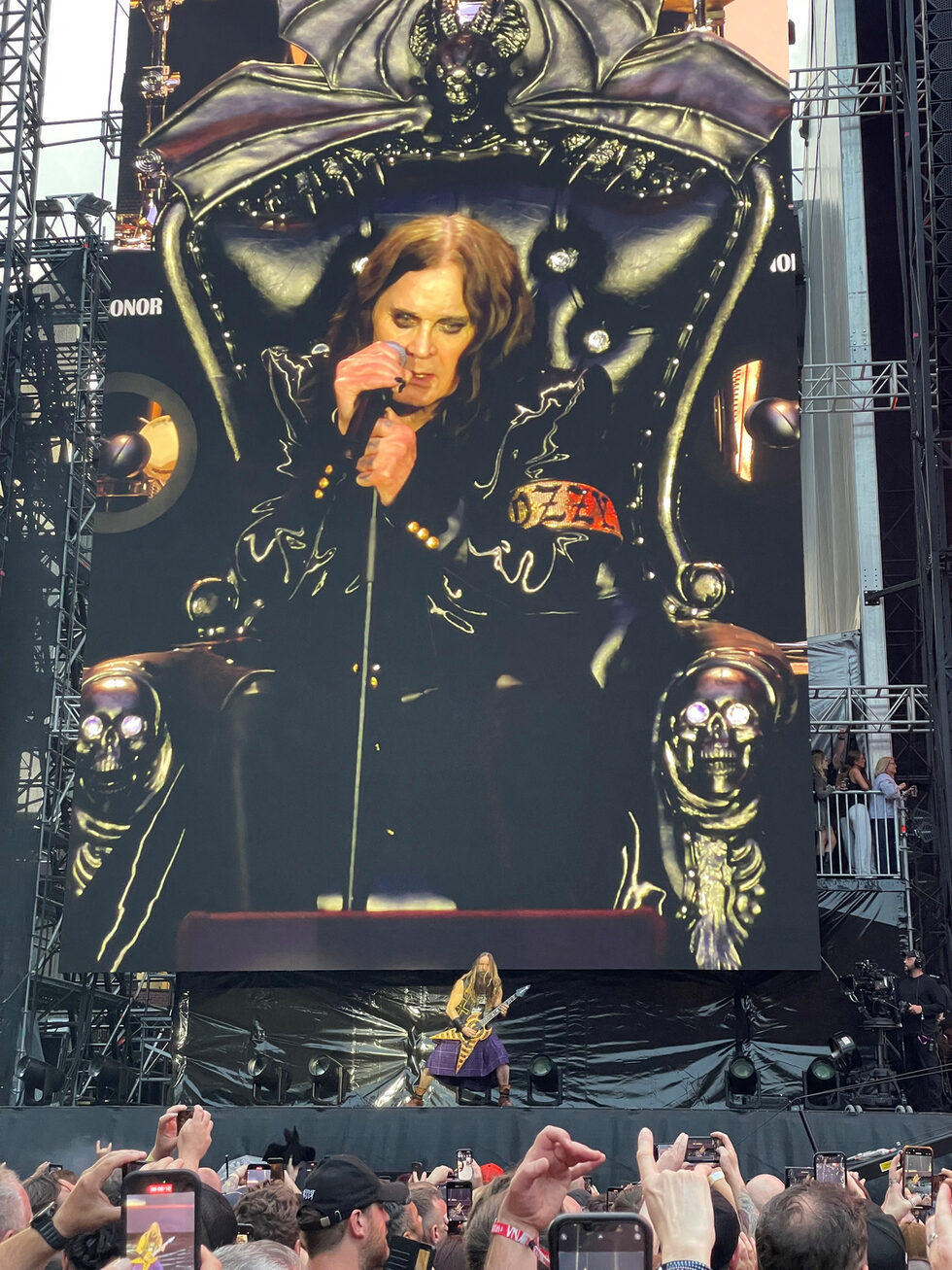 Ози Озбърн на голям екран по време на прощалния концерт на Black Sabbath "Обратно към началото", Бирмингам, Великобритания, 5 юли 2025 г.