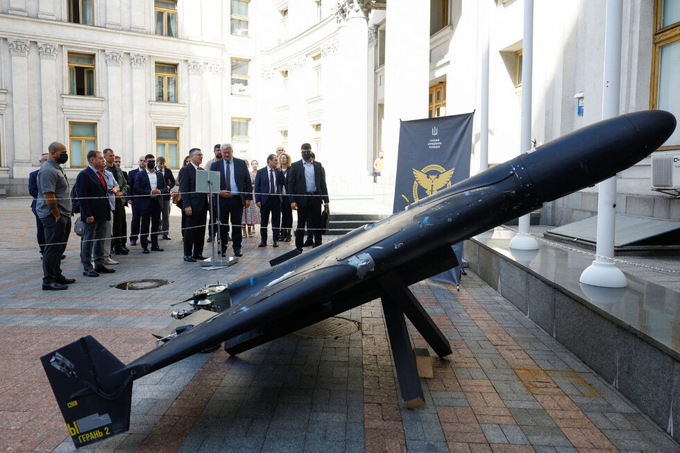 Украинският външен министър Андрий Сибиха показва на израелския си колега Гидеон Саар руски дрон камикадзе "Геран", копие на ирански безпилотен летателен апарат "Шахед-136".