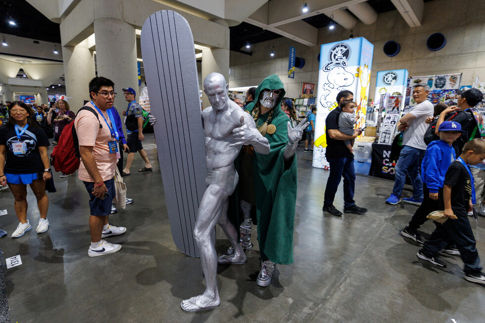 Фенове в креативни костюми се стичат към откриването на Comic-Con 2025 в Сан Диего.