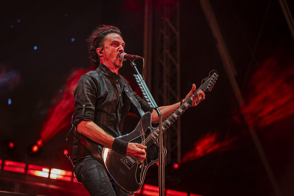 Gojira отдадоха почит на великия <a href="https://www.dnevnik.bg/photos/2025/07/23/4810765_fotogaleriia_ozi_do_posleden_duh/" target="_blank">Ози Озбърн</a>, който почина само преди няколко дни. Групата изпълни песента Under The Sun, докато публиката не спираше да скандира: "Ози! Ози!"