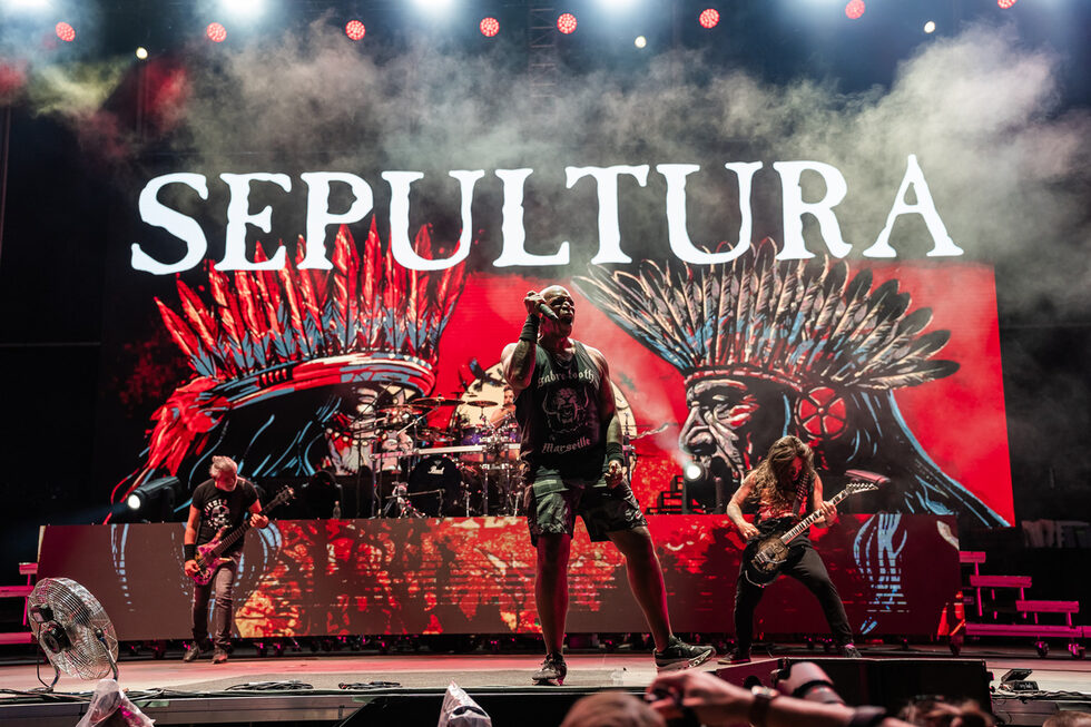 Sepultura, Machine Head, Mastodon и The Smashing Pumpkins бяха само час от световните рок и метъл музиканти, които излязоха на голямата сцена на тридневния фестивал Hills of Rock на Гребната база в Пловдив. Още първата вечер там се събраха над 14 хиляди фенове.