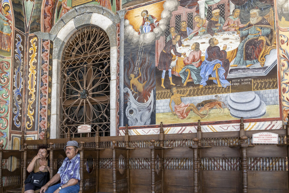 Мнозина се спират пред иконите, за да запалят свещ, изразявайки почит и вяра в сърцето на манастира или просто да починат на сянка от горещото слънце.