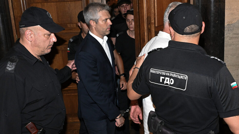 Софийският апелативен съд <a href="https://www.dnevnik.bg/bulgaria/2025/07/17/4808879_arestut_na_blagomir_kocev_sudut_okonchatelno_reshava/" target="_blank">остави за постоянно в ареста кмета на Варна Благомир Коцев и общинските съветници от "Продължаваме промяната" Йордан Кателиев и Николай Стефанов, обвинени за участие в организирана престъпна група и корупционно престъпление.