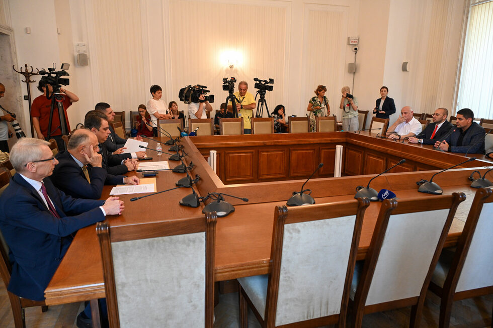 След <a href="https://www.dnevnik.bg/politika/2025/07/24/4811431_opoziciiata_zapochva_da_podgotvia_vot_na_nedoverie_za/" target="_blank">среща между парламентарната група на МЕЧ и "Продължаваме промяната - Демократична България"</a>, опозицията започна подготовката по петия вот на недоверие срещу правителството на Росен Желязков.