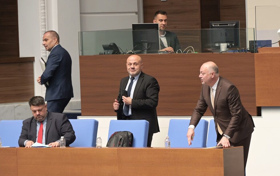 <a href="https://www.dnevnik.bg/politika/2025/07/04/4803524_i_tretiiat_vot_na_nedoverie_kum_kabineta_jeliazkov_ne/" target="_blank">Третият вот на недоверие срещу правителството на Росен Желязков</a> беше преодолян без особена съпротива, след като групата на Делян Пеевски отново подкрепи управляващото мнозинство и даде заявка, че ще продължи да го прави през целия му мандат.