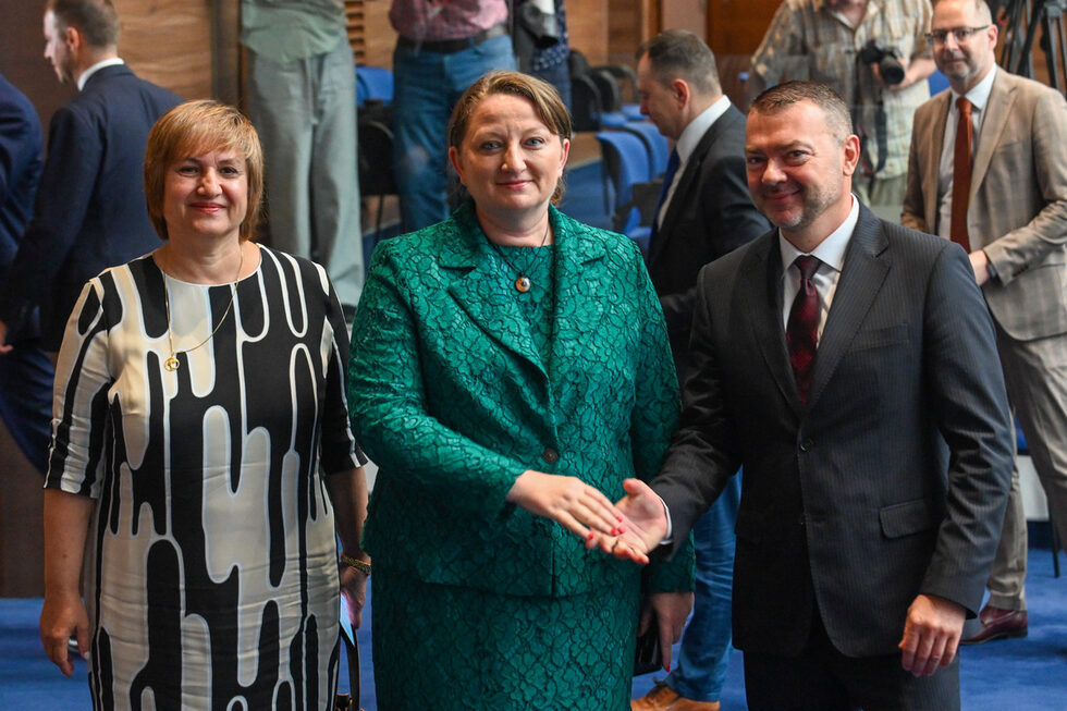 <a href="https://www.dnevnik.bg/bulgaria/2025/07/24/4811350_dulgogodishniiat_podupravitel_na_osiguritelniia/" target="_blank">Избраните за управител и подуправител на Националния осигурителен институт,</a> Весела Караиванова-Начева и Ивайло Здравков позират за снимка с председателя на социалната комисия в парламента Деница Сачева.