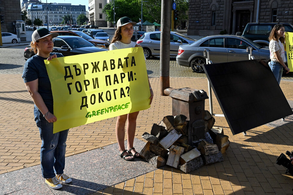 Активисти на "Грийнпийс" донесоха пред Министерския съвет печка с дърва за огрев и балконски фотоволтаик като илюстрация за два възможни начина за борба с енергийната бедност. Протестната акция е с искания за по-устойчив модел за подпомагане на енергийно бедните домакинства.