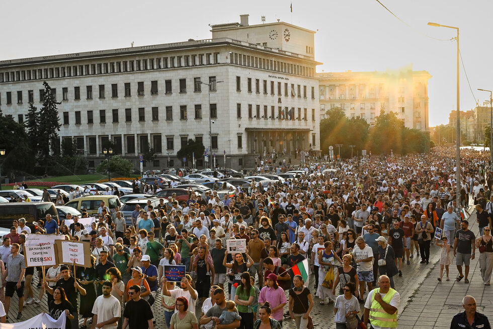 Хиляди протестиращи шестваха из централните софийски улици <a href="https://www.dnevnik.bg/photos/2025/07/22/4810669_fotogaleriia_poreden_mnogohiliaden_protest_v_sofiia/" target="_blank">в протест под наслов "Вън Сарафов, бухалката на Пеевски!"</a>